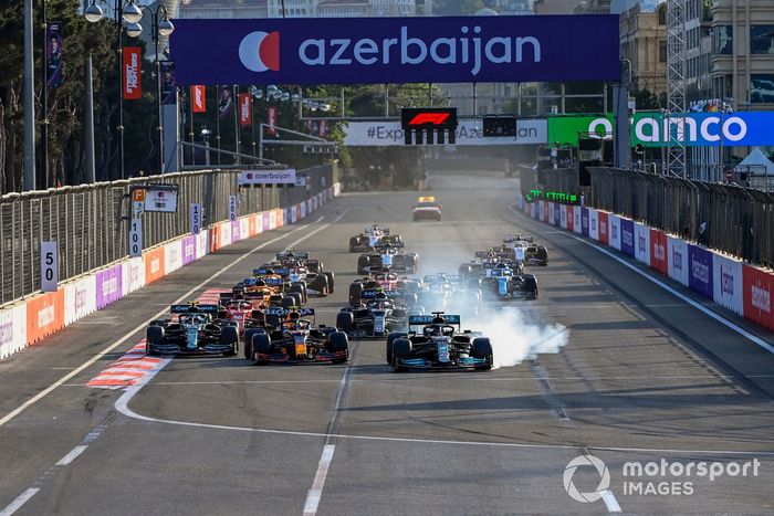 Lewis Hamilton, Mercedes W12 se bloquea y se sigue de largo al reinicio