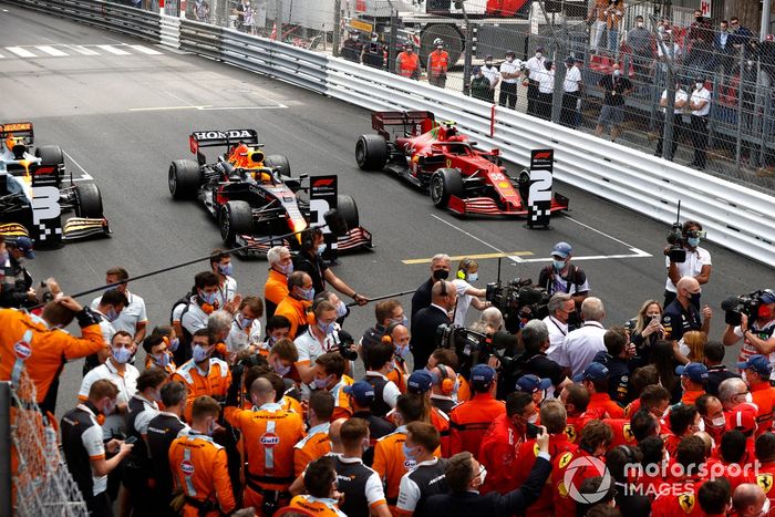 Los monoplazas de los tres primeros lugares en Parc Ferme