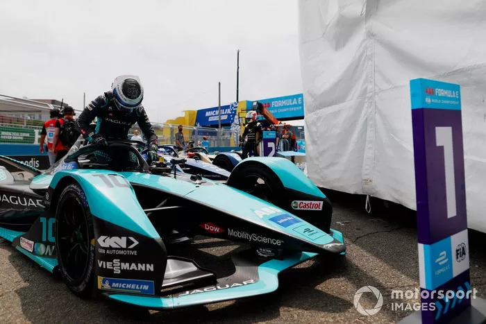 Ganador Sam Bird, Jaguar Racing, celebrates en Parc Ferme