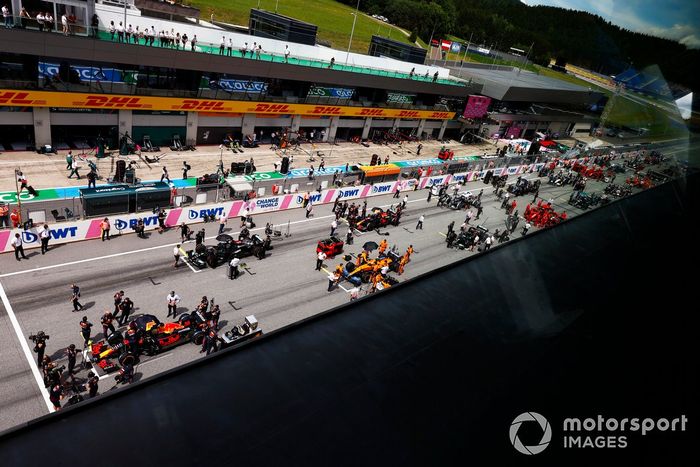 Se realizan los últimos preparativos en la parrilla antes de la salida