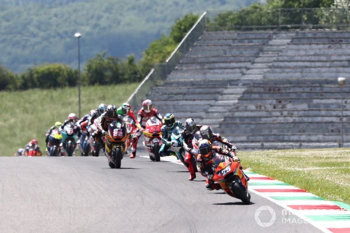 Salida: Raul Fernandez, Red Bull KTM Ajo, lidera