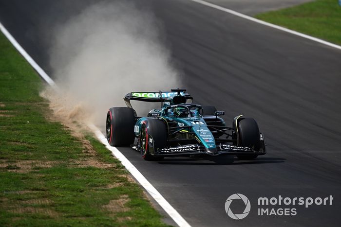Lance Stroll, Aston Martin AMR24, levanta polvo