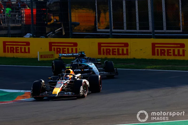 Sergio Perez, Red Bull Racing RB20, George Russell, Mercedes F1 W15