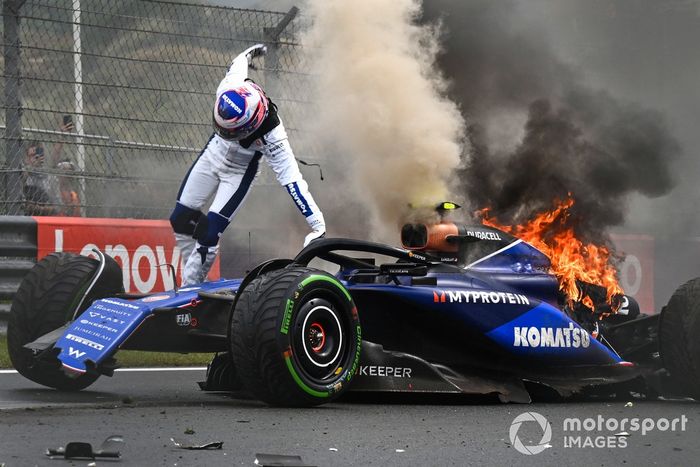 Logan Sargeant, Williams FW46, salta de su coche tras un accidente