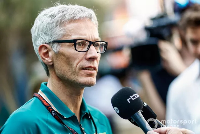 Mike Krack, directeur de l'équipe Aston Martin F1 Team, s'adresse à la presse 