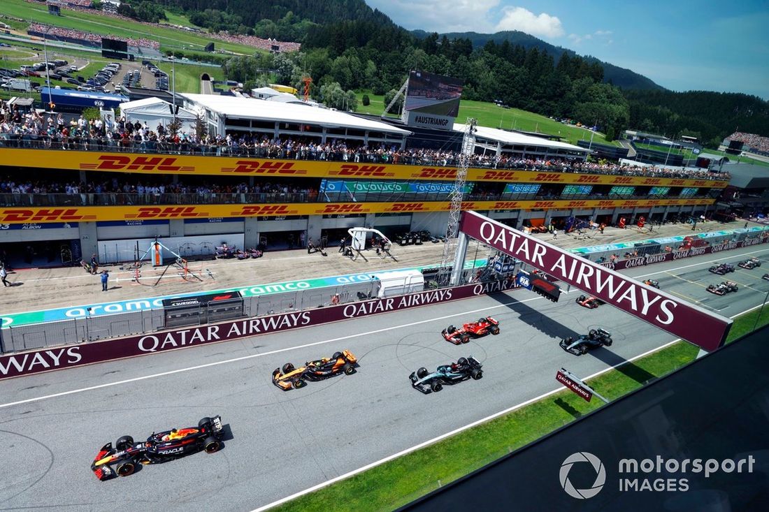 Max Verstappen, Red Bull Racing RB20, Lando Norris, McLaren MCL38, George Russell, Mercedes F1 W15, Carlos Sainz, Ferrari SF-24, el resto de la parrilla en la salida.