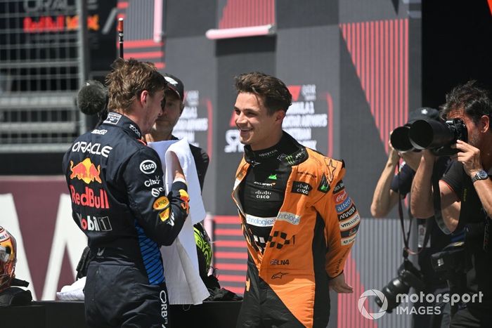 Lando Norris, da McLaren F1 Team, fala com o vencedor do Sprint, Max Verstappen, da Red Bull Racing, no parc ferme