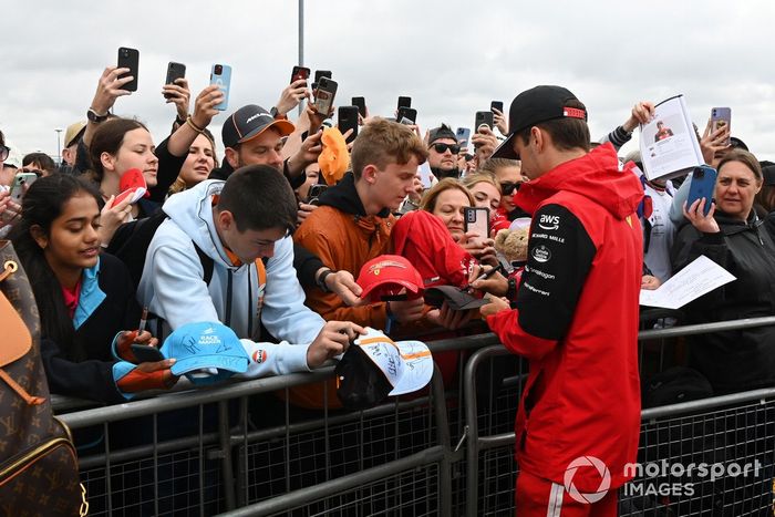 Charles Leclerc, de Ferrari, firmando autógrafos para los aficionados