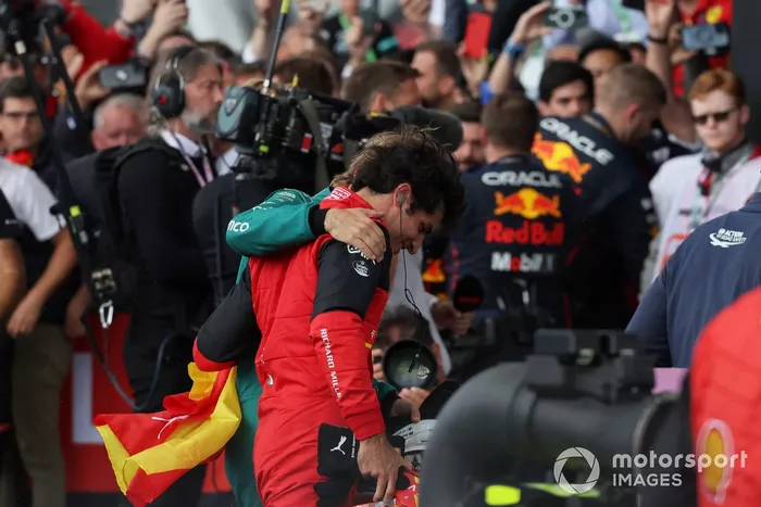 Sebastian Vettel, Aston Martin, felicita a Carlos Sainz, Ferrari, 1ª posición, en el Parc Ferme