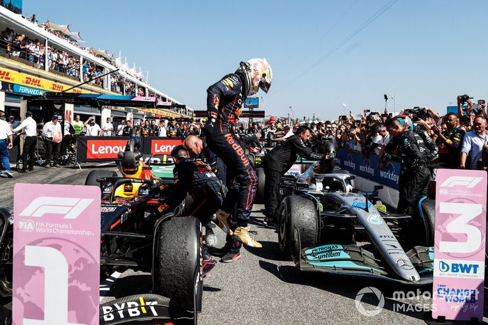 Ganador Max Verstappen, de Red Bull Racing, celebra la victoria en Parc Ferme