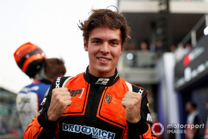 Felipe Drugovich, MP Motorsport celebra la victoria en el parc ferme