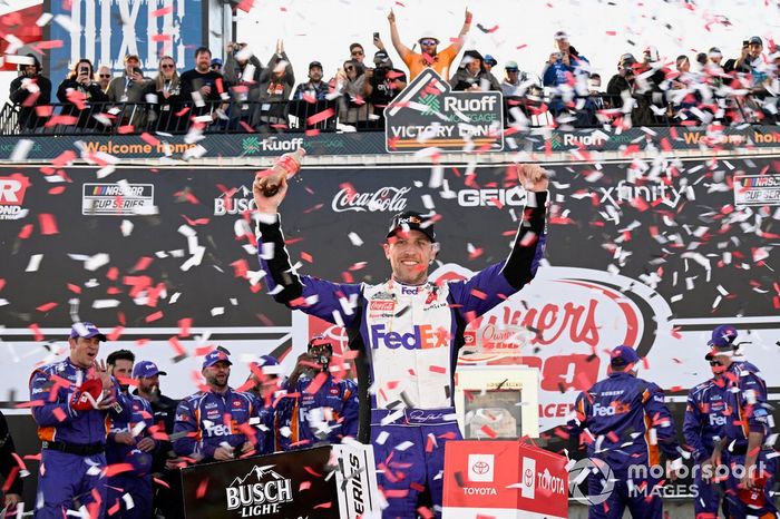 El ganador de la carrera, Denny Hamlin, Joe Gibbs Racing, FedEx Express Toyota Camry