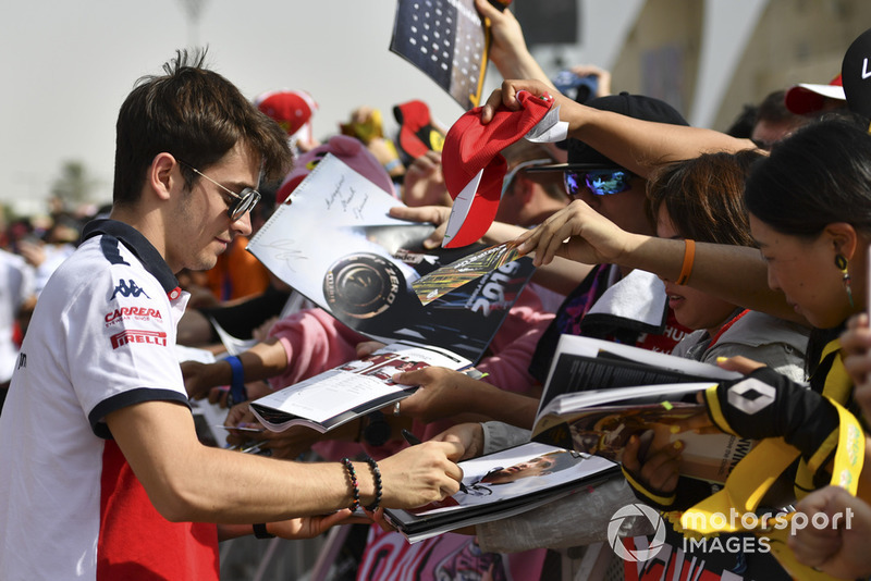 Charles Leclerc, Sauber signs autographs for the fans