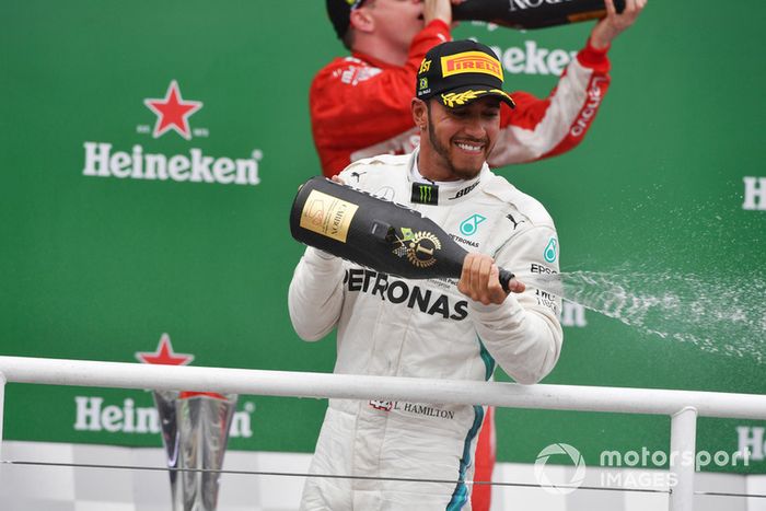 El ganador de la carrera Lewis Hamilton, Mercedes AMG F1 celebra en el podio con el champán
