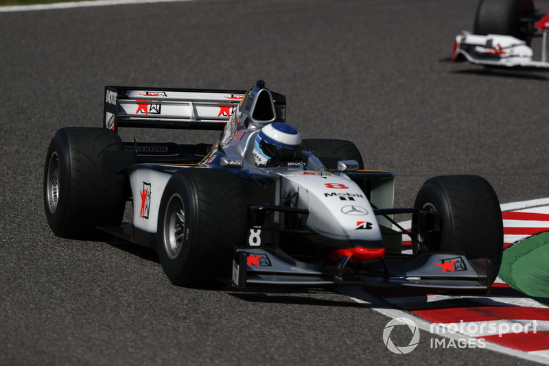 Mika Hakkinen, McLaren MP4-13 lors des Legends F1 30th Anniversary Lap Demonstration