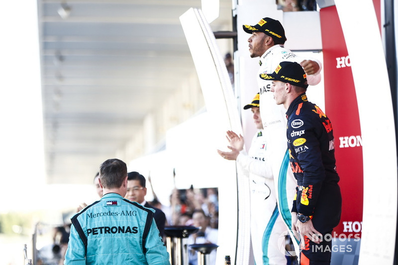 Il secondo classificato Valtteri Bottas, Mercedes AMG F1, il vincitore della gara Mercedes AMG F1 e il terzo classificato Max Verstappen, Red Bull Racing, sul podio