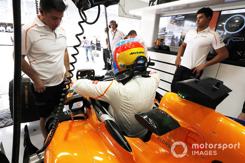 Fernando Alonso, McLaren MCL33, climbs into his car in the garage