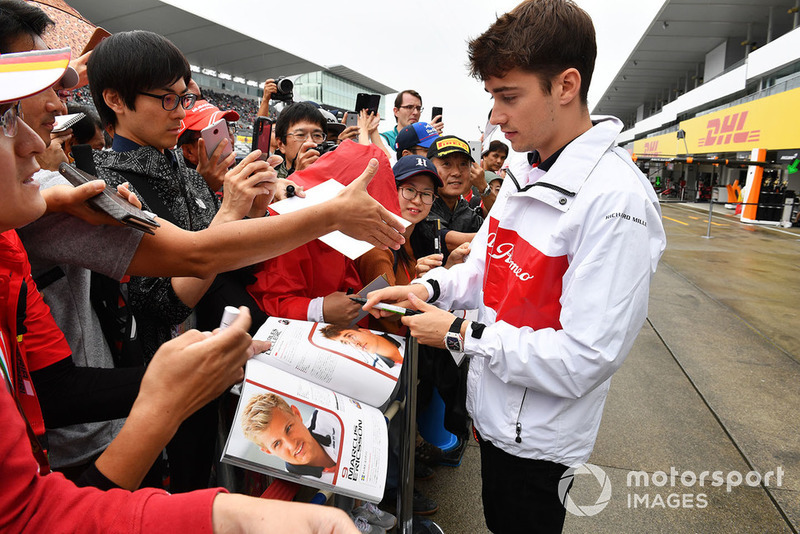 Charles Leclerc, Sauber signs autographs for the fans