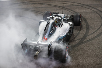 Lewis Hamilton, Mercedes AMG F1 W09 EQ Power+, donuts