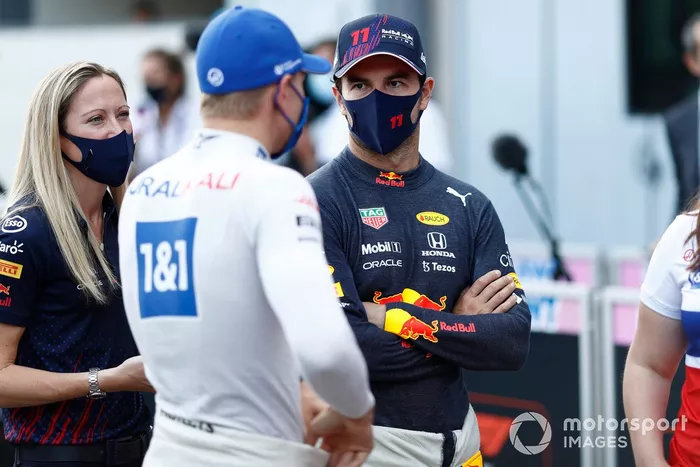 Mick Schumacher, Haas F1, con Sergio Pérez, Red Bull Racing