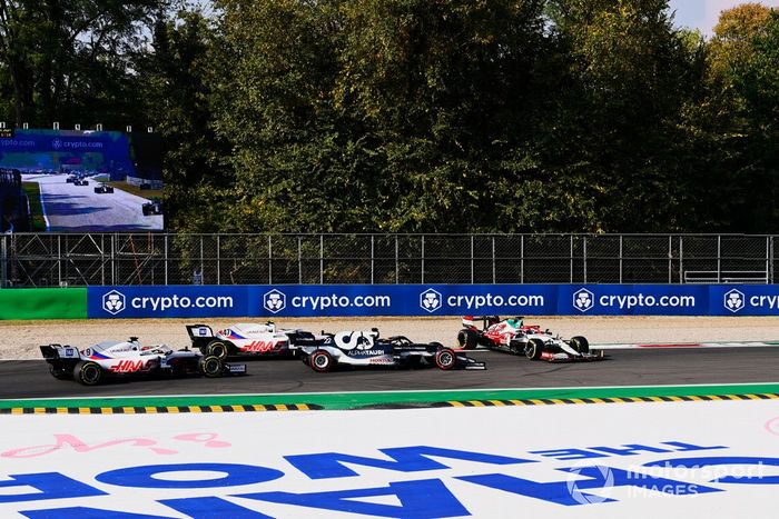 Robert Kubica, Alfa Romeo Racing C41, hace un trompo tras el toque con Yuki Tsunoda, AlphaTauri AT02, Mick Schumacher, Haas VF-21, Nikita Mazepin, Haas VF-21