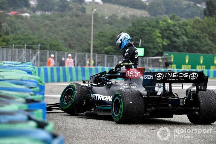 Valtteri Bottas, Mercedes W12, se baja de su coche dañado tras chocar en la salida