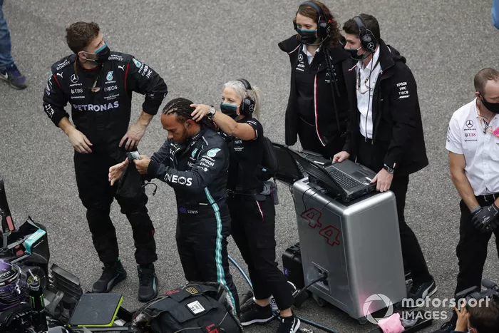 Angela Cullen, fisioterapeuta de Lewis Hamilton, ayuda a Lewis Hamilton, de Mercedes, con su pelo en la parrilla