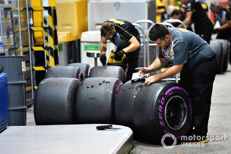 Інженери Pirelli з шинами Pirelli