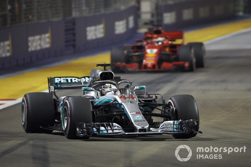 Lewis Hamilton, Mercedes AMG F1 W09 EQ Power+, precede Sebastian Vettel, Ferrari SF71H