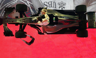 Lewis Hamilton, Mercedes AMG F1 W09 EQ Power+, 1° classificato, sotto al podio