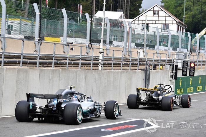 Nico Hulkenberg, Renault Sport F1 Team R.S. 18 and Valtteri Bottas, Mercedes AMG F1 W09