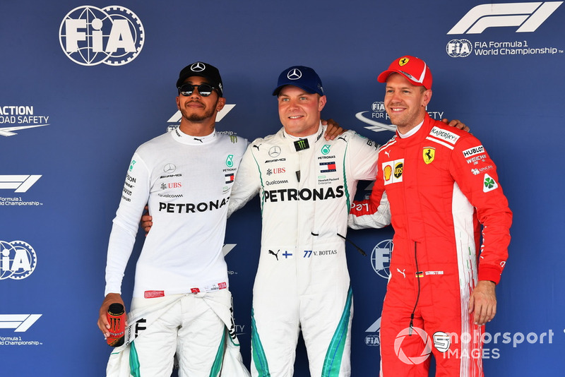 Le poleman Valtteri Bottas, Mercedes AMG F1, avec Lewis Hamilton, Mercedes AMG F1, et Sebastian Vettel, Ferrari