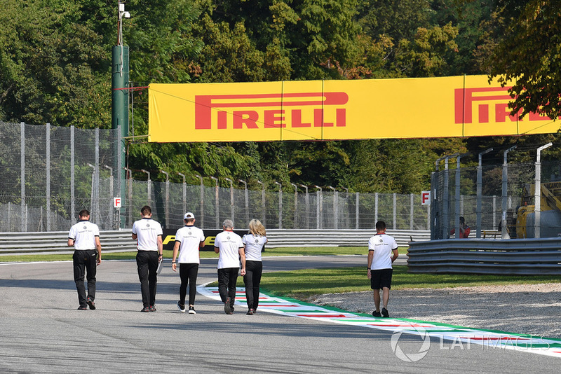 Charles Leclerc, Sauber, ispeziona il circuito
