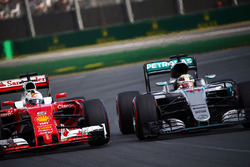 Lewis Hamilton, Mercedes AMG F1 Team W07 und Sebastian Vettel, Ferrari SF16-H, im Kampf um die Posit