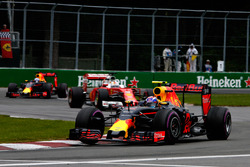 Max Verstappen, Red Bull Racing RB12 voor Sebastian Vettel, Ferrari SF16-H en Daniel Ricciardo, Red