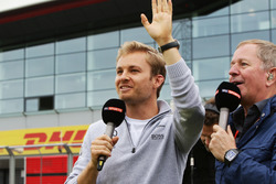 (Зліва направо): Ніко Росберг, Mercedes AMG F1 та Мартін Брандл, коментатор Sky Sports