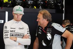 (L nach R): Nico Hülkenberg, Sahara Force India F1 mit Robert Fernley, Sahara Force India F1 Teamchef