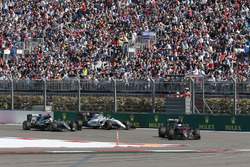 Фернандо Алонсо, McLaren MP4-31 едет впереди Льюиса Хэмилтона, Mercedes AMG F1 Team W07 и Валттери Б