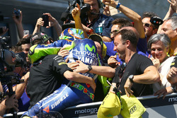 Winnaar Valentino Rossi, Yamaha Factory Racing viert feest met het team in parc ferme