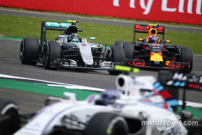 Nico Rosberg, Mercedes AMG Petronas F1 W07 y Max Verstappen, Red Bull Racing RB12