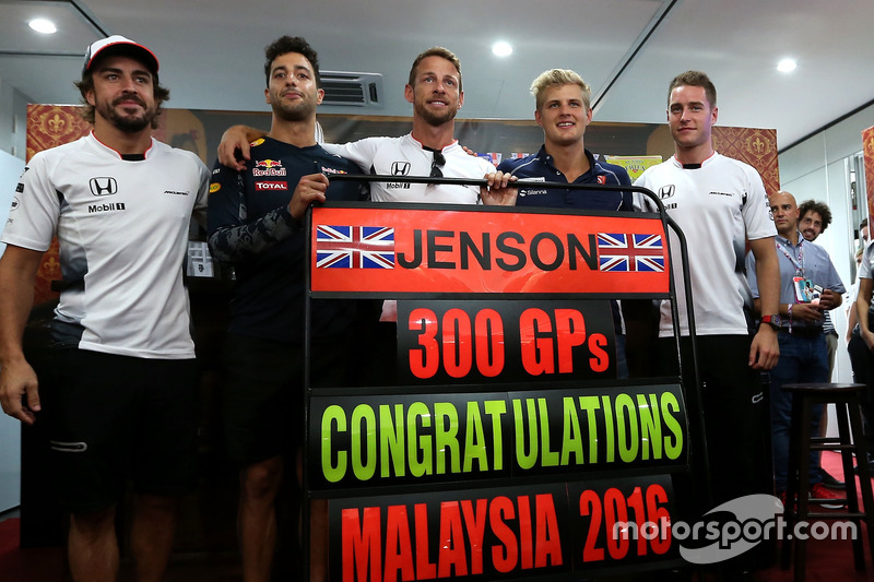 Jenson Button, McLaren Honda, feiert seinen 300. Grand Prix mit Fernando Alonso, Daniel Ricciardo, M