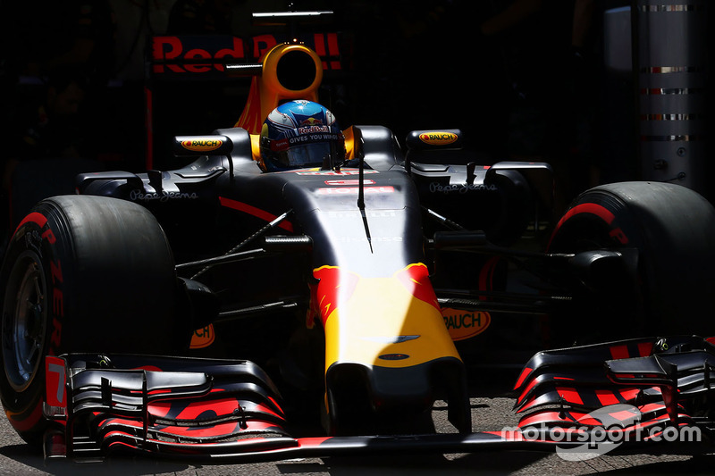Daniel Ricciardo, Red Bull Racing RB12 lascia il box