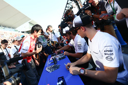 Fernando Alonso, McLaren und Stoffel Vandoorne, McLaren, Test- Und Reservefahrer, schreiben Autogram