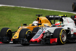 Esteban Gutierrez, Haas F1 Team VF-16 and Kevin Magnussen, Renault Sport F1 Team RS16