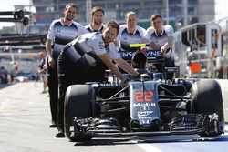 Der McLaren MP4-31 Honda von Jenson Button in der Boxengasse
