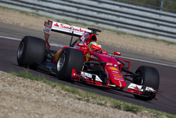 Esteban Gutiérrez, Ferrari pruebas de la especificación de Pirelli 2017