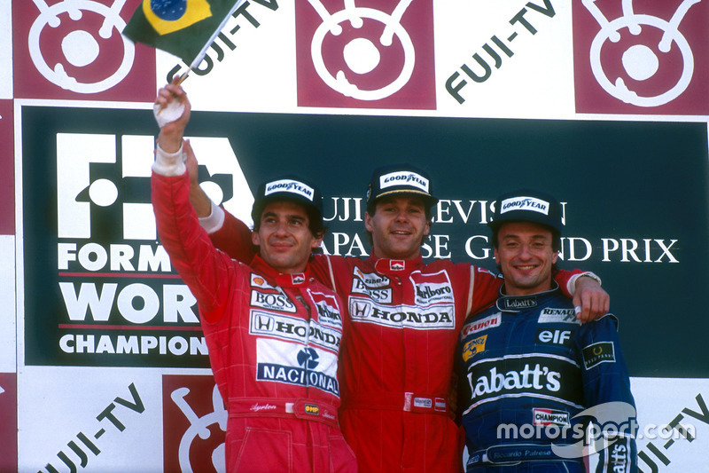 Podio: ganador de la carrer Gerhard Berger, McLaren, segundo lugar y campeón del mundo Ayrton Senna,