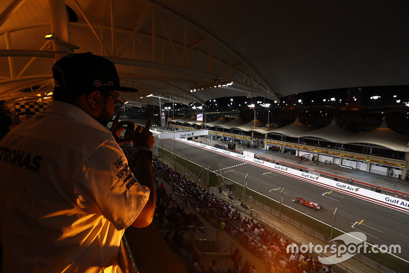 Un fan regarde Kimi Räikkönen, Ferrari SF70H, dans les tribunes