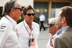 Mansoir Ojjeh, CEO de TAG, con Bernie Ecclestone, Presidente de Honorario de fórmula 1 y los huésped