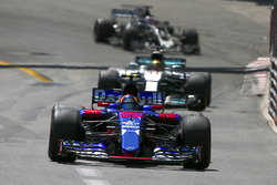 Carlos Sainz Jr., Scuderia Toro Rosso STR12; Lewis Hamilton, Mercedes AMG F1 W08